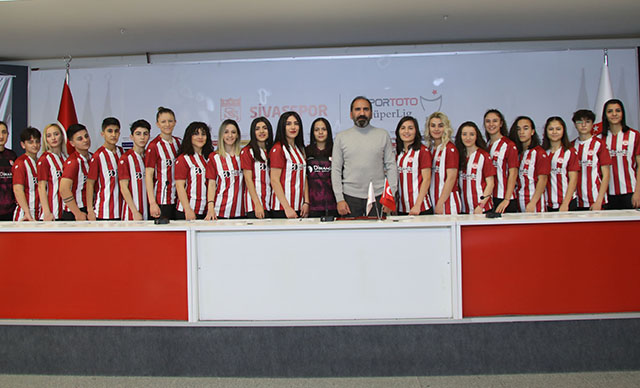 Sivasspor Kadın Futbol Takımı 25 futbolcuyla sözleşme imzaladı